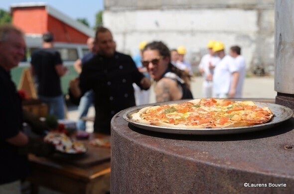 DE ATHOS-PIZZABAKKERS ZIJN DE BESTE VRIENDEN VAN DE 'SPHINX' BAM-BOUWVAKKERS